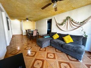 una sala de estar con un sofá y una mesa en Beachfront Condo Enjoy Paradise!, en Playas de Rosarito