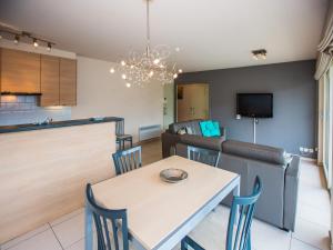 eine Küche und ein Esszimmer mit Tisch und Stühlen in der Unterkunft Apartment with 2 bedrooms and 2 bathrooms in Middelkerke + 16 Fotos