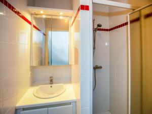 ein Badezimmer mit Waschbecken und Dusche in der Unterkunft Apartment with 2 bedrooms and 2 bathrooms in Middelkerke