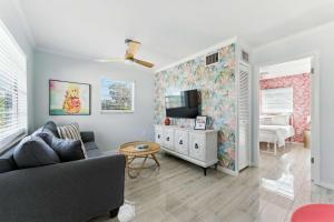 Μια τηλεόραση ή/και κέντρο ψυχαγωγίας στο Minutes to Anna Maria - Canal Hangout Onsite Apartment