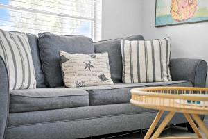 Χώρος καθιστικού στο Minutes to Anna Maria - Canal Hangout Onsite Apartment