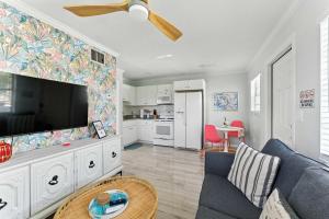 Η κουζίνα ή μικρή κουζίνα στο Minutes to Anna Maria - Canal Hangout Onsite Apartment +14 φωτογραφίες