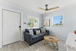 Χώρος καθιστικού στο Minutes to Anna Maria - Canal Hangout Onsite Apartment