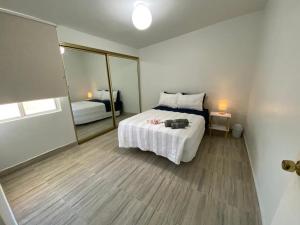 Giường trong phòng chung tại Family Apartment & Free Parking!