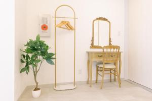 東京にあるPenthouse 8min walk to Shibuya Staのドレッシングルーム(デスク、鏡付)