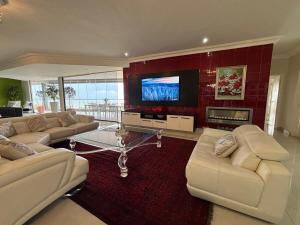 Μια τηλεόραση ή/και κέντρο ψυχαγωγίας στο Luxury 8-Bedroom Villa with Ocean Views
