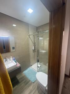 Vila Nova da VeigaにあるVilla Machadoのシャワー、トイレ、洗面台を備えたバスルーム +4枚の写真