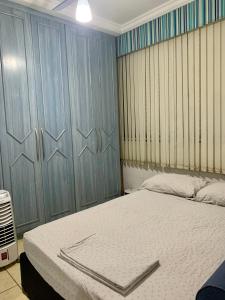 サン・ビセンテにあるVista dos Sonhosのベッドルーム(ベッド1台、青いキャビネット付) +14枚の写真