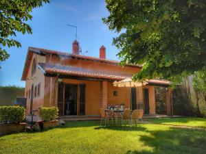 a house with a table and chairs in the yard at Attractive mansion with pool in Cignano