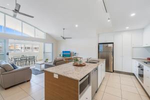 Η κουζίνα ή μικρή κουζίνα στο Malibu Apartments Unit 1 and 2 - 5 Oak Street