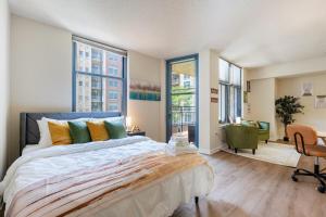 Ένα ή περισσότερα κρεβάτια σε δωμάτιο στο Luxury Stay-Free Parking-Amazon HQ-Nearby DC-Wifi-Pool-Gym +63 φωτογραφίες
