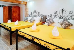 deux lits dans une chambre avec des draps jaunes dans l'établissement La Vista Pansol Resort Complex by RedDoorz, à Pansol 37 autres photos