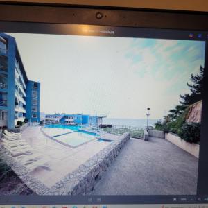 mit Blick auf den Pool und das Meer in der Unterkunft Departamento vista al Mar, Costa Lilenes Concon in Valparaíso