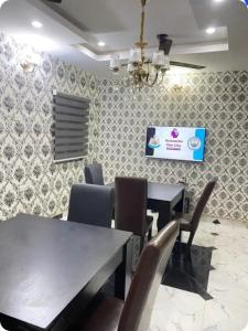 a dining room with a table and chairs at Divine Villa and Resort Guest House Elu-Elu Umuezeukwu in Mama