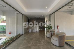 un vestíbulo de un edificio con sofás y plantas en Brand New 1 Br Apt Minutes From The Airport, en Luque 19 fotos más
