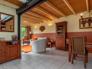 พื้นที่นั่งเล่นของ Holiday Home in De Punt with Pool & Garden