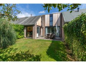 สวนหย่อมนอก Holiday Home in De Punt with Pool & Garden