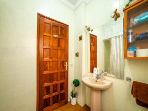 Ένα μπάνιο στο Holiday Home Los Silos near Playa La Caleta +32 φωτογραφίες