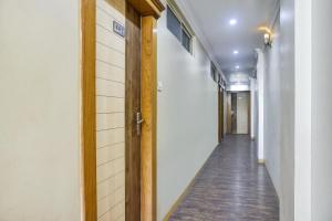 un pasillo con una puerta y un pasillo largo en Collection O Udit Plaza, en Bhopal