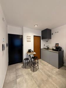 ビヤ・マリアにあるBotanic Apartの部屋にテーブルと椅子のあるキッチン