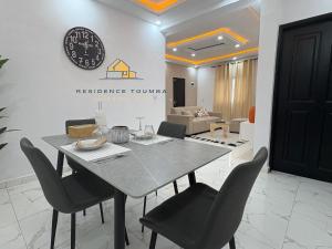 una sala da pranzo con tavolo e sedie di luxury a Abidjan