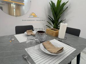 un tavolo da pranzo con piatti e tovaglioli di luxury a Abidjan