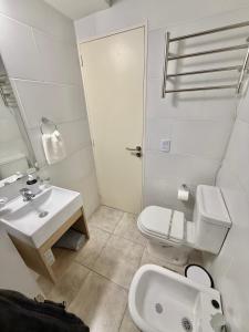 ein weißes Badezimmer mit Waschbecken und Toilette in der Unterkunft Petit Premium Nueva Cba - Oulton in Cordoba