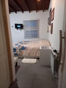 ウシュアイアにあるBalatis Apartamento 2のベッドと机が置かれた寝室 +6枚の写真