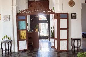 un ingresso a una camera con porta aperta di Hostal Los Milagros a Santa Ana