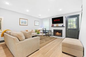 sala de estar con sofá y chimenea en Spacious, Quiet, Near Zoo, Stadium & Family Spots, en Atlanta