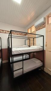 2 stapelbedden in een kamer met een plafond bij Mangueirosa Hostel in Belém