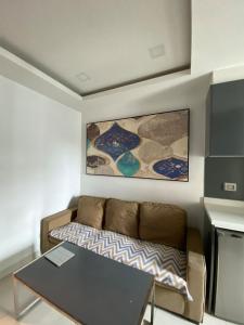 Μια τηλεόραση ή/και κέντρο ψυχαγωγίας στο Famous Apartment With Nice Pool