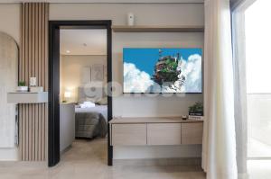 vestidor con espejo y TV en la pared en Brand New 1 Br Apt Minutes From The Airport, en Luque