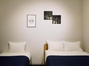 Giường trong phòng chung tại Theatel Haneda Ⅱ