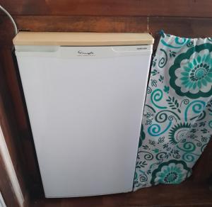 a white dishwasher with a cushion next to it at Cabaña entre arboles in Tigre