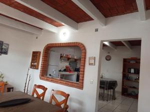 a kitchen and dining room with a table and a mirror at Los Malvones in Tequisquiapan