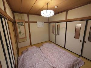 una camera da letto con un letto grande in una stanza di kitagunihouse noboribetsu a Noboribetsu