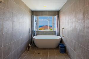 Ένα μπάνιο στο Villa Kafushi Nakijin