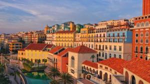 Una vista de una ciudad con edificios y un río. en Capella Apartment Fireworks and Ocean View- Hillside Phu Quoc, en Phu Quoc