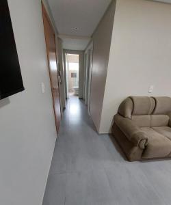 un sofá sentado en medio de un pasillo en Apartamento novo - 2 Quartos Casal até 4 pessoas - Centro - Santa Rosa - RS, en Santa Rosa