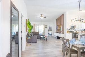 Η κουζίνα ή μικρή κουζίνα στο Natural Getaway with lake view and game room!