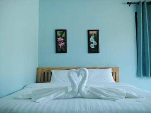 Postel nebo postele na pokoji v ubytování Irak Resort Ao Manao 