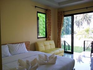 Postel nebo postele na pokoji v ubytování Irak Resort Ao Manao 
