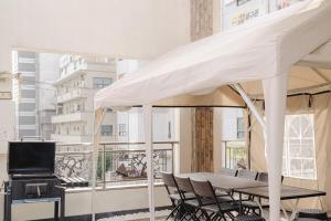 Μια τηλεόραση ή/και κέντρο ψυχαγωγίας στο Mark Party Room BBQ