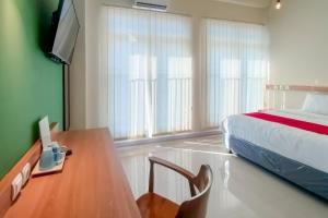 TV a/nebo společenská místnost v ubytování RedDoorz Syariah at Innap Guest House Alun Alun Sragen