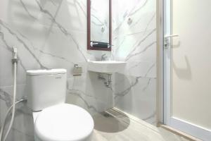 Koupelna v ubytování RedDoorz Syariah at Innap Guest House Alun Alun Sragen + 16 fotografií