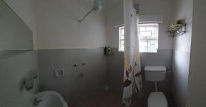 ナイロビにあるKwaMoraaのトイレと窓のあるバスルーム +9枚の写真