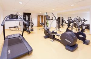 een fitnessruimte met diverse loopbanden en cardio-apparatuur bij Hotel Zum Mohren in Reutte