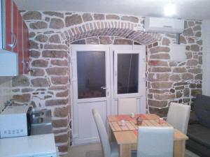 Kuchyň nebo kuchyňský kout v ubytování Holiday House Popovic