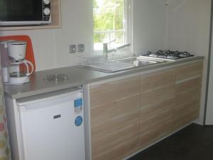 Nhà bếp/bếp nhỏ tại Mobil-home 4 pers avec Terrasse à Chaillé-les-Marais - API-1-52-574 +25 ảnh